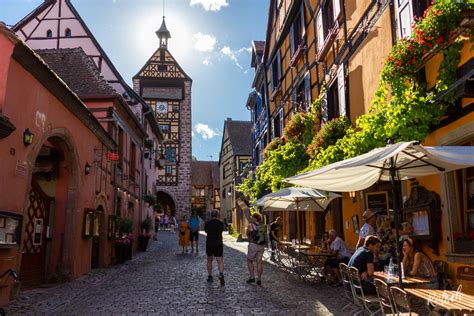 Le village de La Belle et la Bête se trouve en Alsace .